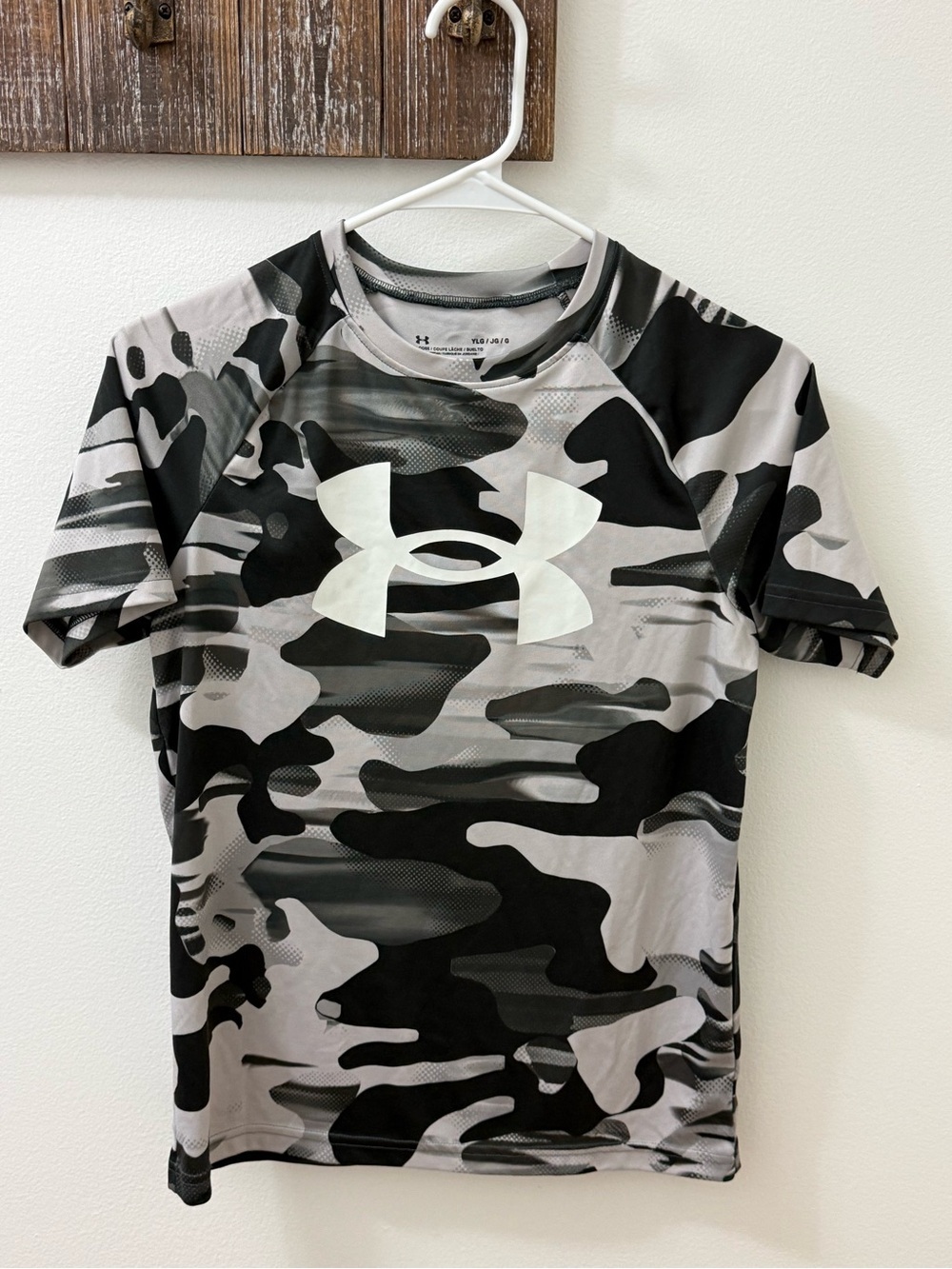 Under Armour boys large Camo Logo Performance Tee - Black & Gray